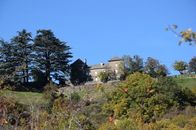 Vue sur le manoir de Gralhon