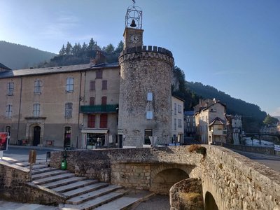 Le centre de Meyrueis et sa tour