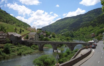 Le Village des Vignes et son pont