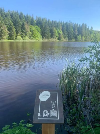 La plaque du QR Code à scanner sur les bords de l'étang de la Beaume