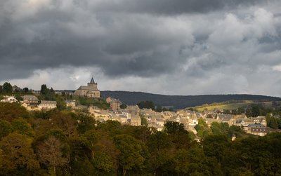 Laguiole dominant le plateau de l'Aubrac