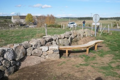 Le banc incurvé et inséré dans un muret en pierres sèches