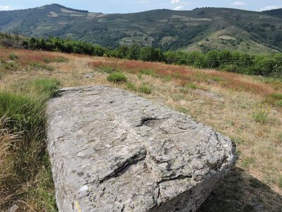 La pierre de baptême près du hameau de Bougès