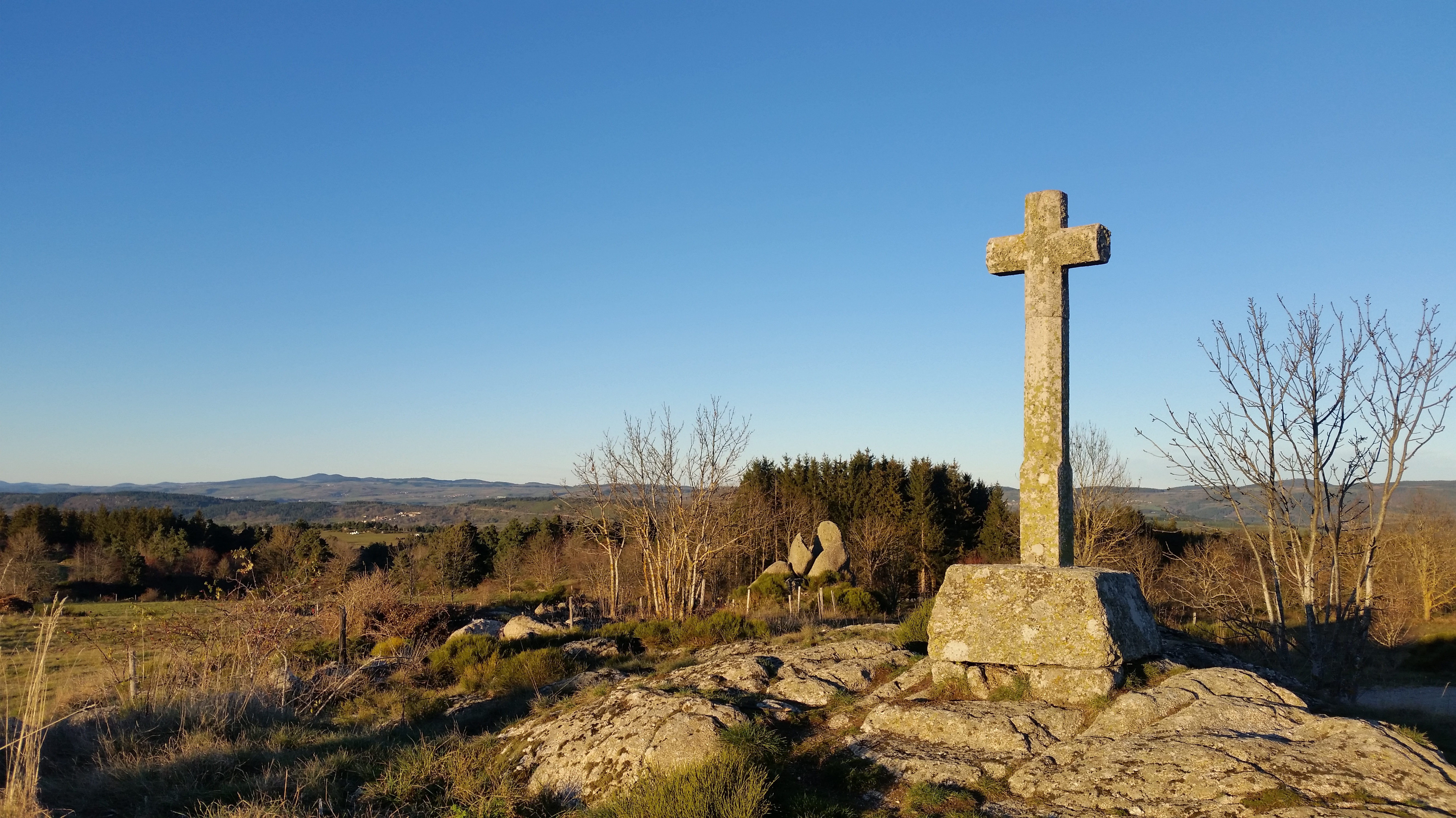 Croix sur son rocher de granite