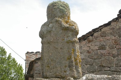 Statue surnommée "La Toto" dans le hameau de Le Born