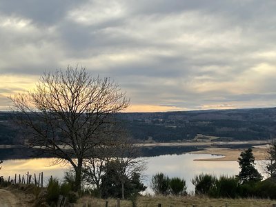 Vue sur le lac depuis l'itinéraire de randonnée