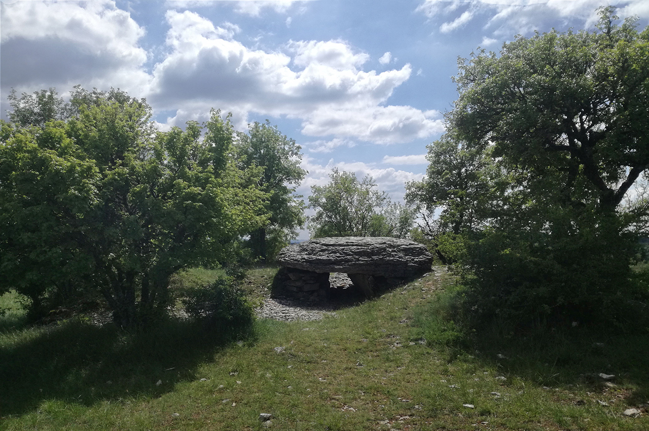 Dolmen de la tuile sur le Causse de Changefège