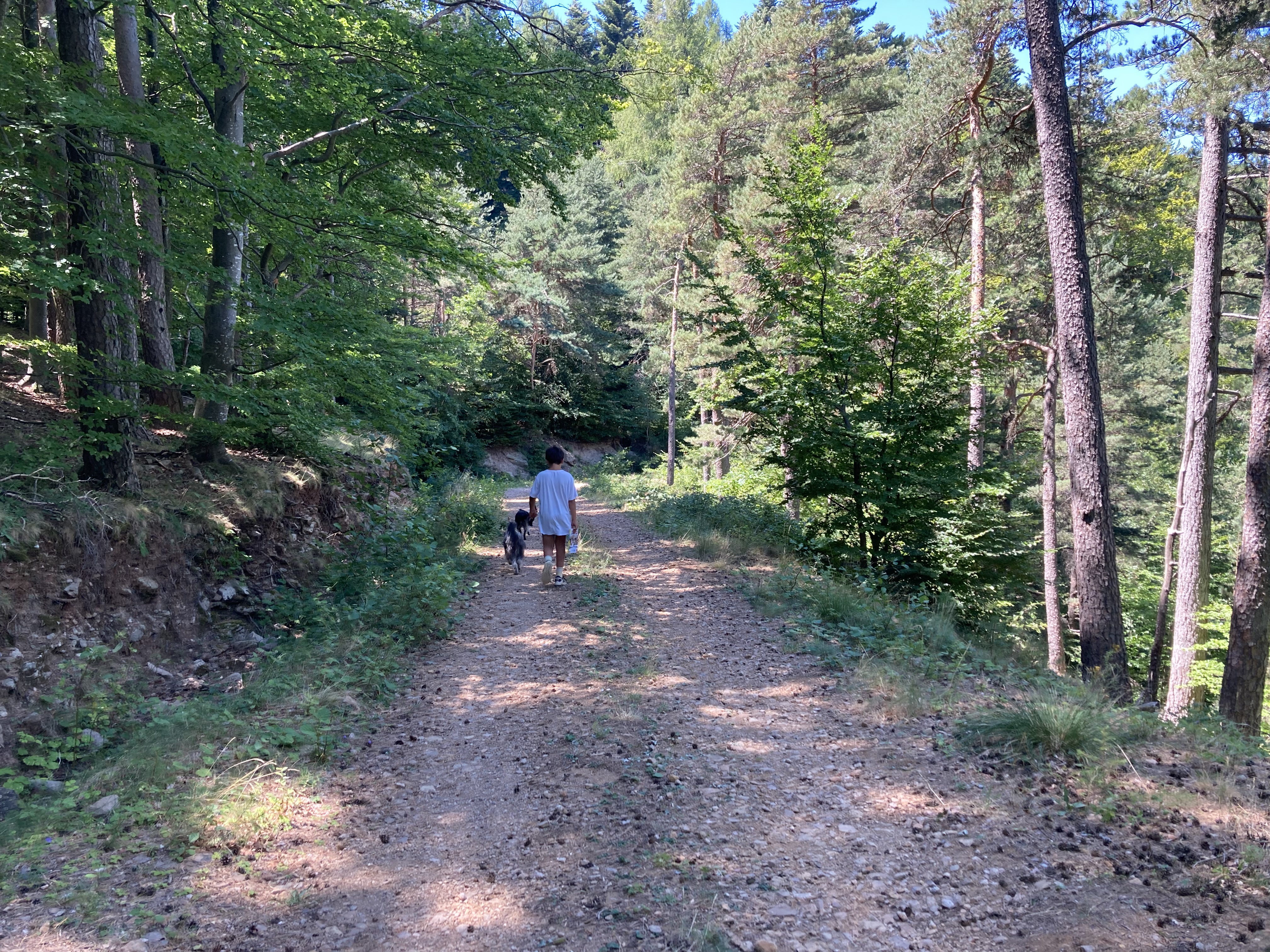 Enfant sur le sentier du mas de l'Ayre