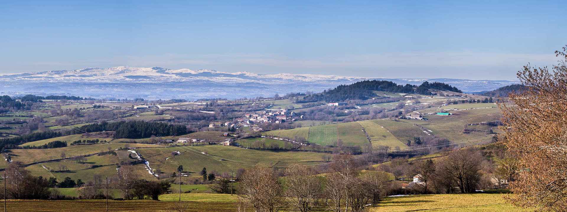 Vue sur le Plomb du Cantal depuis Saint-Privat-du-Fau