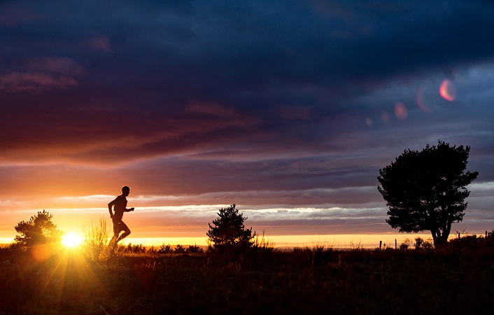 coureurs soleil couchant