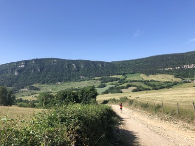 piste , vue et coureur au loin