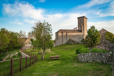 La tour d'Apcher et la chapelle