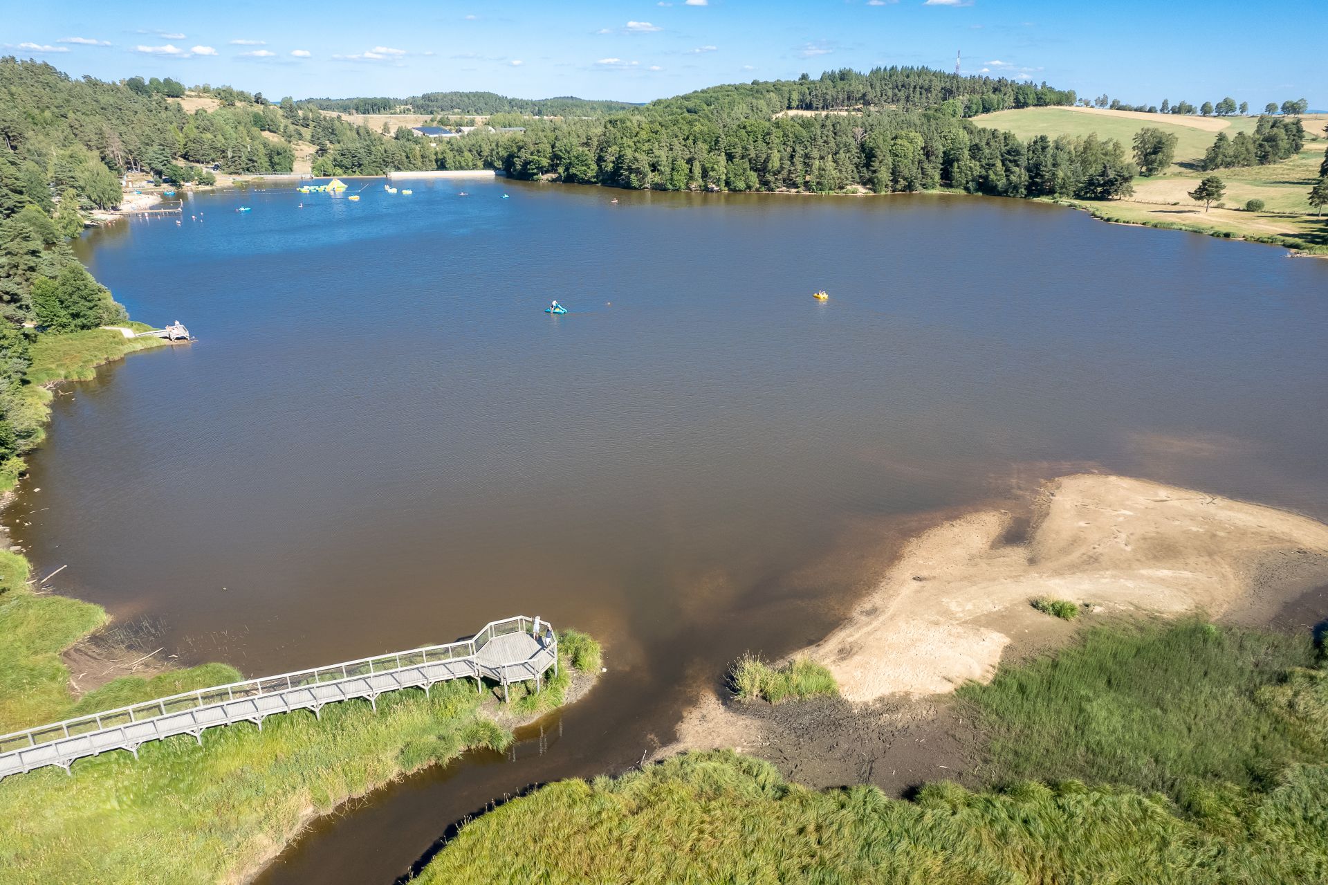 Le berges du Lac du Moulinet
