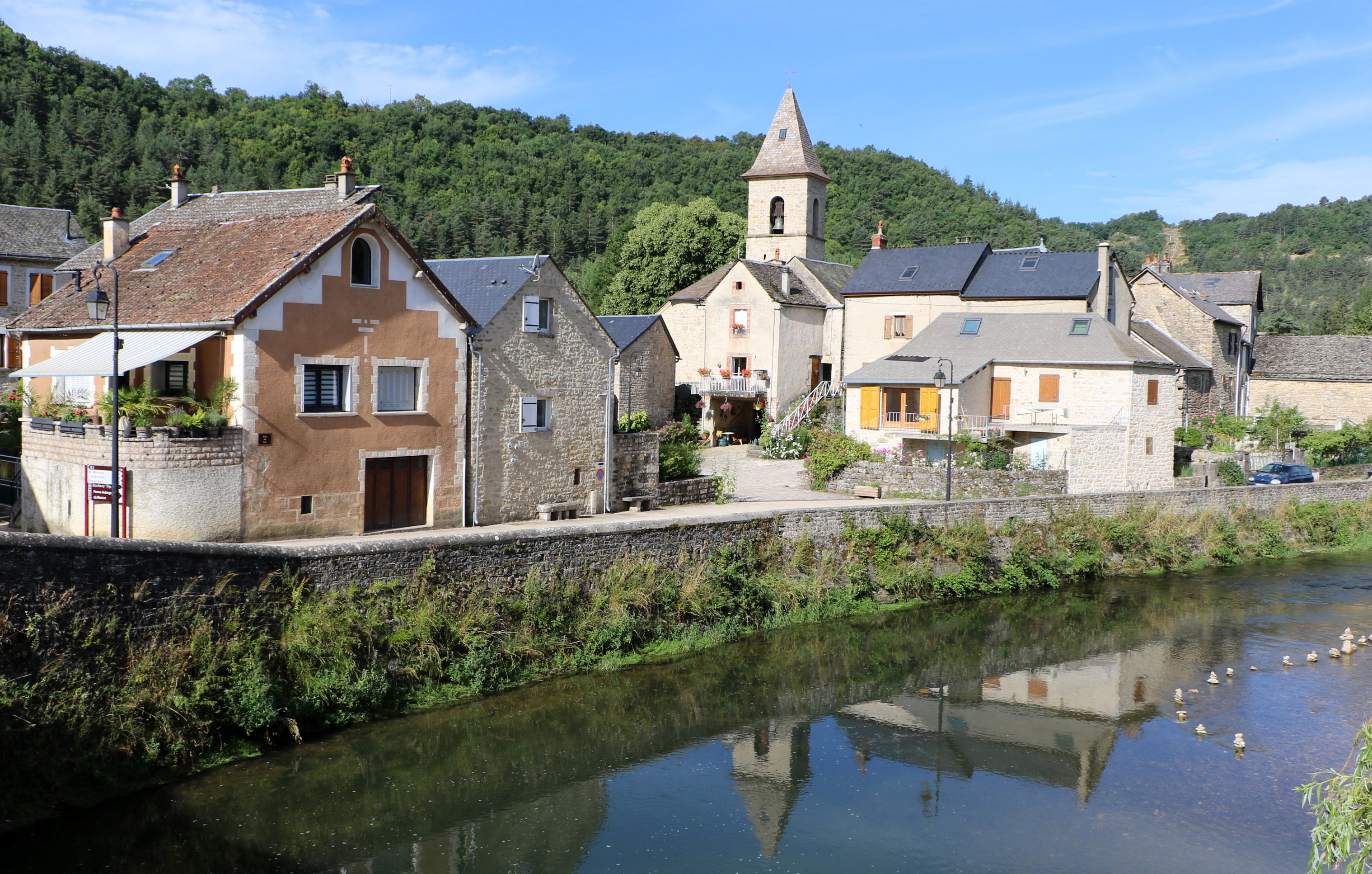 Les Salelles au bord du Lot