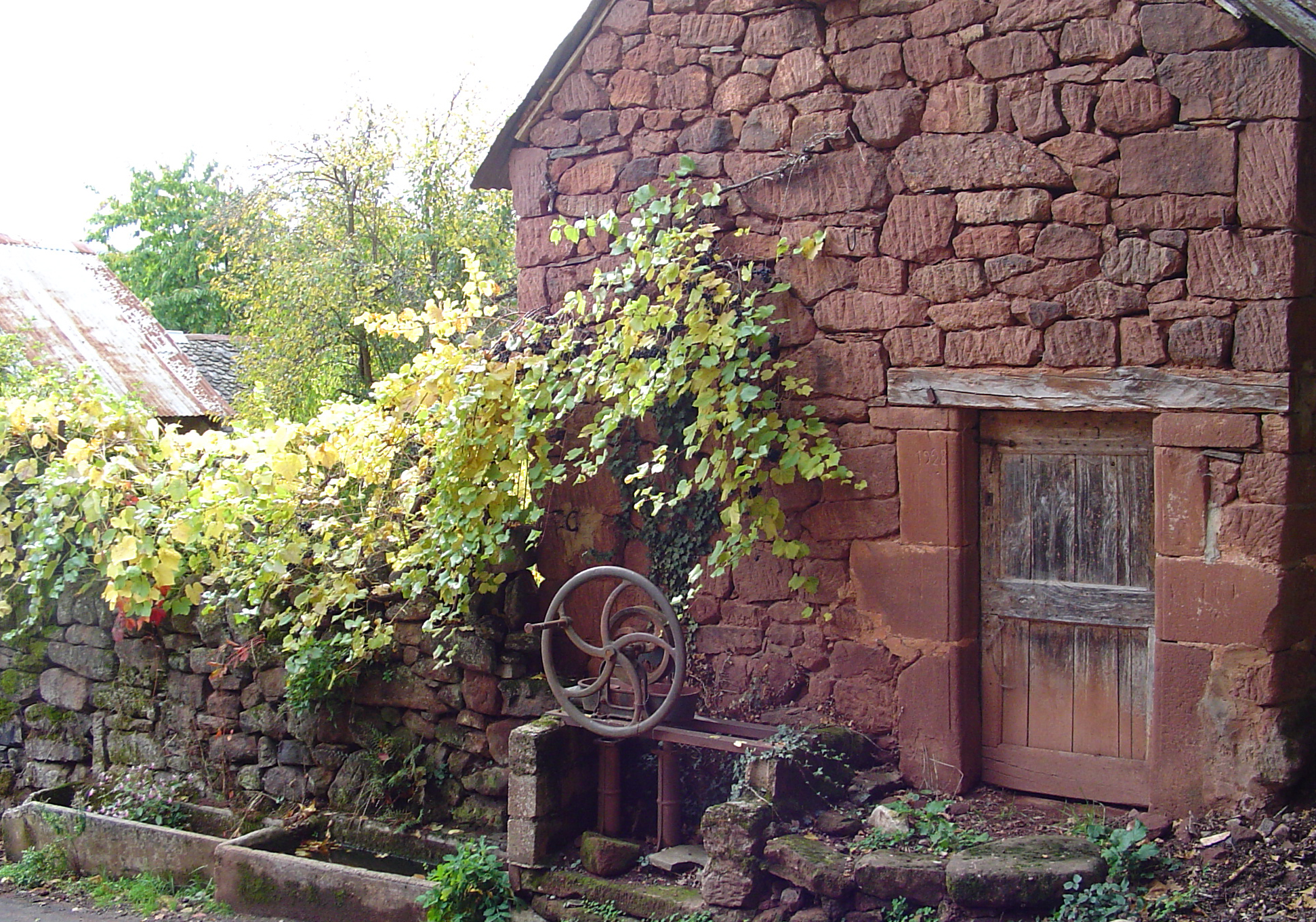 Maison en grès rouge