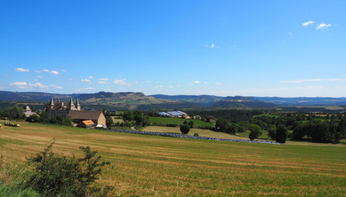 Vue sur la vallée de la Colagne avec la château d'Antrenas