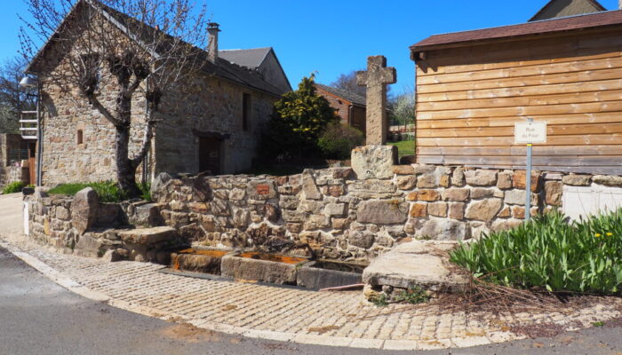 Un abreuvoir et une croix, éléments emblématiques du patrimoine bâtis