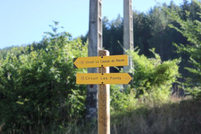 Croisement de 2 sentiers au Fonts