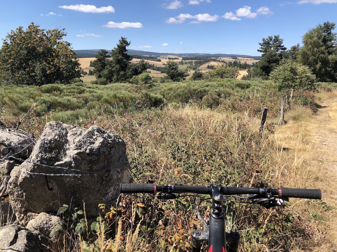 Vue sur la Margeride vers Grandrieu