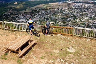 VTTistes au Panorama de la Croix du Mont-Mimat