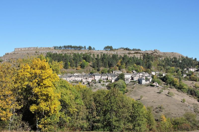 Vue sur le village de Barre des Cévennes et sa barre rocheuse