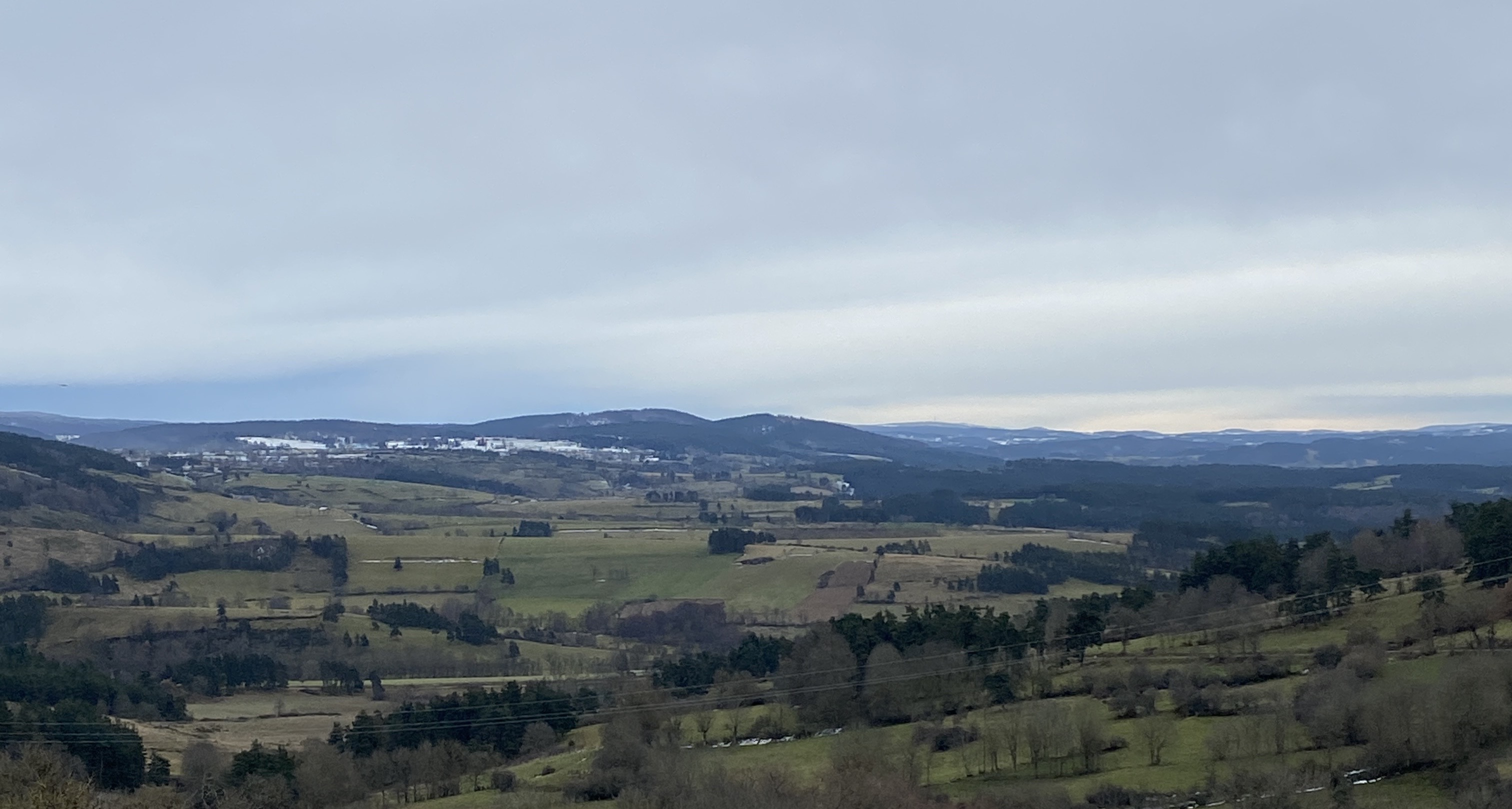 Vue sur les crêtes de la Margeride jusqu'au Truc de Fortunio